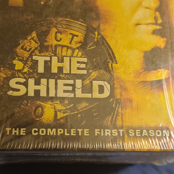 The Shield Box set Brandnew & Sealed. Seasons 1,2,3,4 complete Boxset - Picture 10 of 12